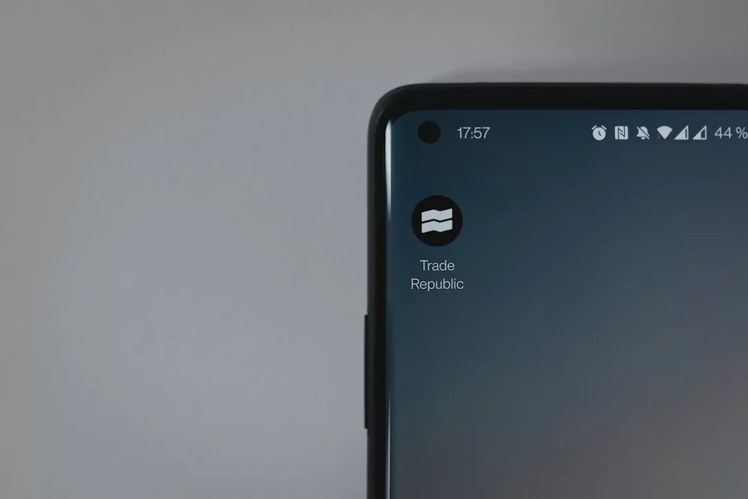 Ein Smartphone-Bildschirm zeigt das Trade Republic-App-Symbol in der oberen linken Ecke, mit Statussymbolen und der Uhrzeit 17:57 oben - ideal, um die Marktentwicklung zu verfolgen und aktuelle Börsenberichte zu lesen.
