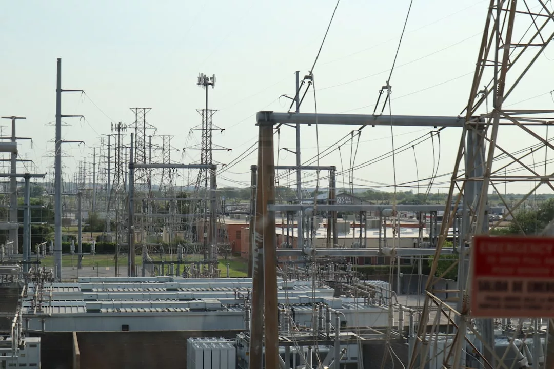 Ein Umspannwerk mit Transformatoren, Stromleitungen und Metalltürmen unter freiem Himmel erinnert an die Bedeutung von Energiezentren - ähnlich wie die Zusammenhänge im menschlichen Körper.