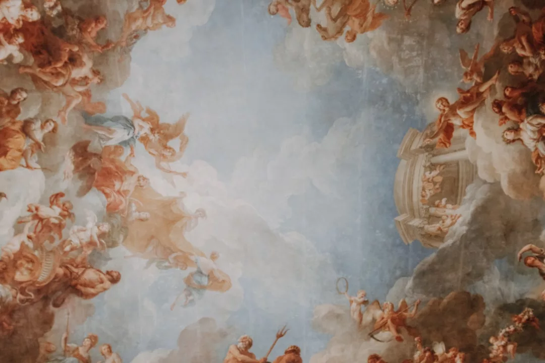 Ein klassisches Deckengemälde zeigt die Kunstgeschichte durch zahlreiche mythologische Figuren zwischen Wolken, mit Göttern, Putten und architektonischen Elementen mit einem hellen Himmel in der Mitte - ein wahres Meisterwerk der Malerei.