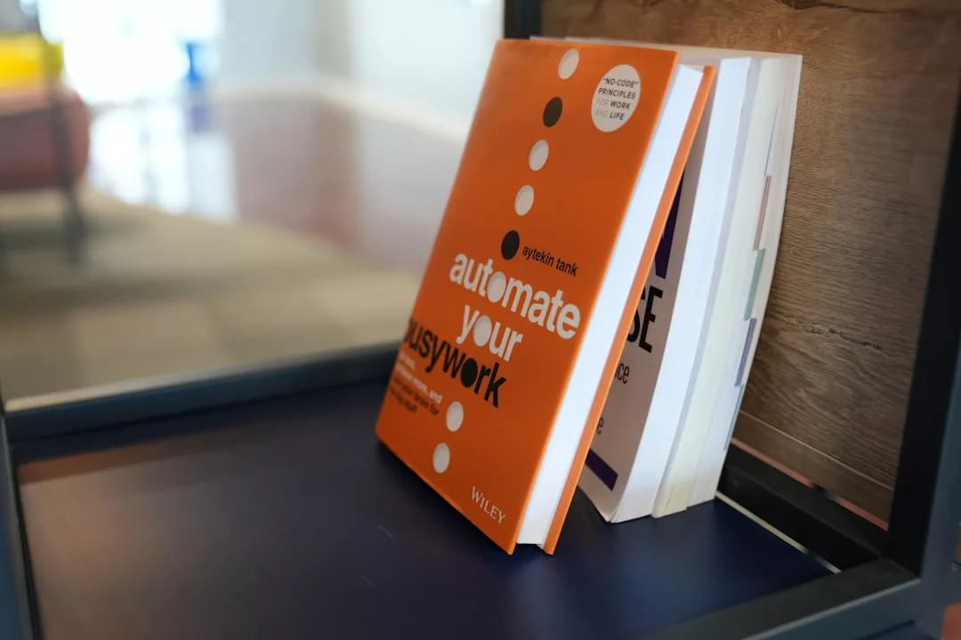 Ein Regal mit Büchern, darunter eines mit dem Titel "Automate Your Busywork", das aufrecht und mit dem Einband nach vorne steht, ideal für persönliche Entwicklung und Erfolg im beruflichen Kontext.