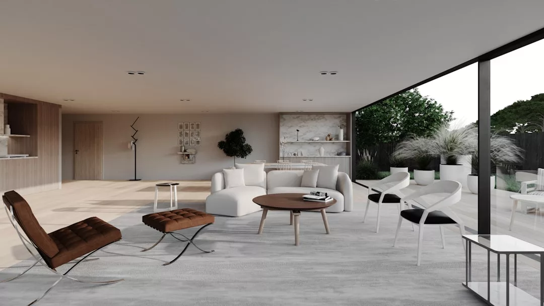 Modernes Wohnzimmer mit weißen und braunen Möbeln, rundem Couchtisch, raumhohen Fenstern und Blick auf den Garten. Der Raum bietet eine raffinierte Visualisierung von Komfort und Stil mit einer neutralen Farbpalette und minimalistischem Dekor.
