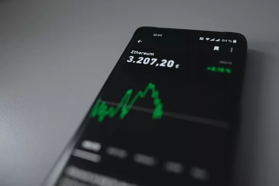 Ein Smartphone-Bildschirm zeigt ein Ethereum-Kursdiagramm mit einem Wert von 3.207,20 und einer grünen Aufwärtstrendlinie, die die Bedeutung von Ethereum für Investoren im modernen Aktienhandel hervorhebt.