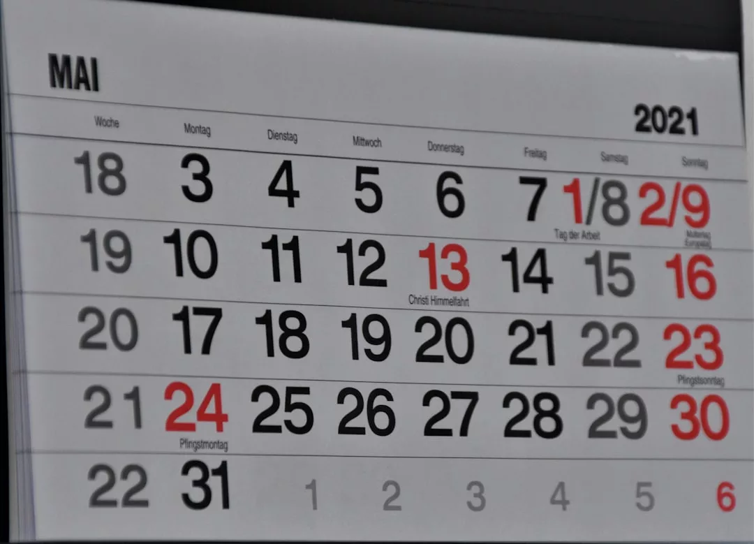 A Mai 2021 Wirtschaftskalender auf Deutsch, der den 1., 13., 24. und 31. Mai in Rot hervorhebt und wichtige Feiertage sowie deren Bedeutung für die Finanzmärkte anzeigt.