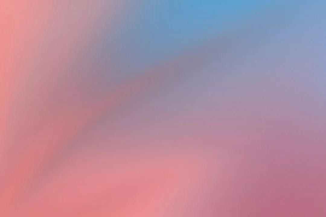 Ein weicher, verschwommener Hintergrund mit ineinander übergehenden Rosa- und Blautönen, der an die Bedeutung in modernen Kunstdokumentationen erinnert.