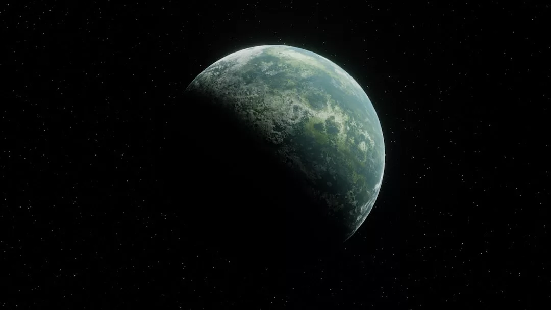 Ein Blick auf einen Planeten mit grünen und blauen Oberflächenmerkmalen - Mutter Erde, das Symbol des Lebens -, der vor einem Hintergrund unzähliger Sterne in den Weiten des Weltraums teilweise beleuchtet wird.