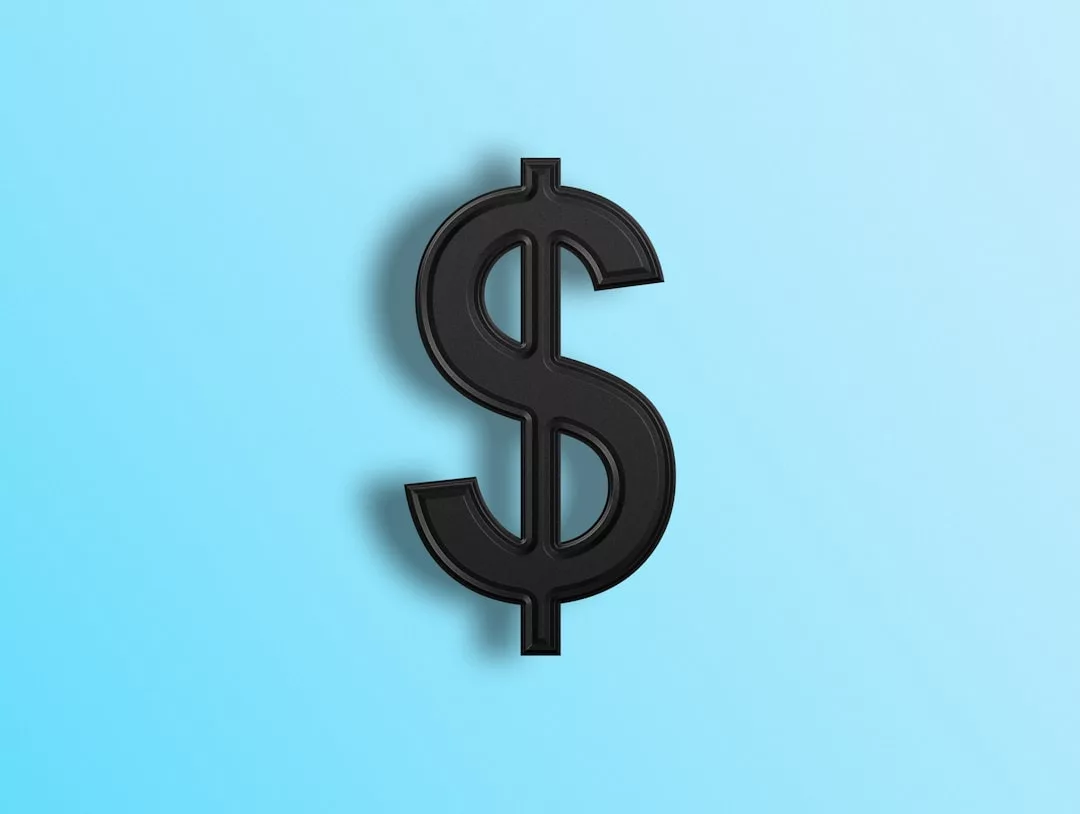 Schwarzes Dollarzeichen-Symbol auf einem hellblauen Hintergrund mit Farbverlauf, perfekt zur Illustration von Budgetierungs-Apps oder Finanzplanungsthemen.