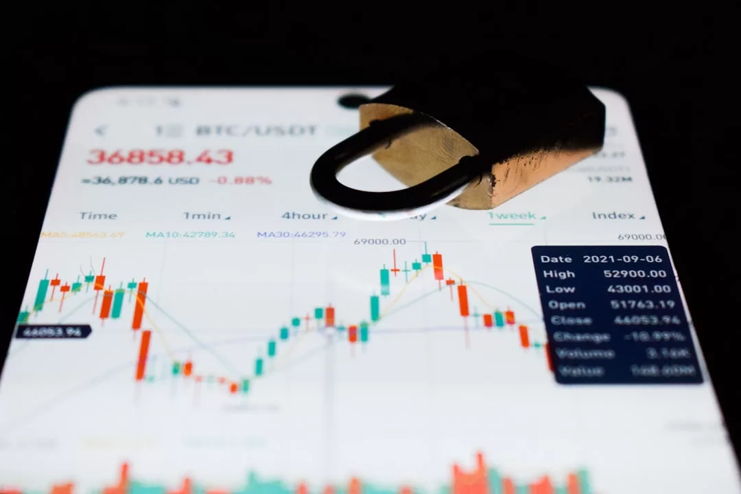 Ein Vorhängeschloss sitzt auf einem Smartphone, das ein Kryptowährungshandelsdiagramm und Kursdaten für BTC/USDT anzeigt und symbolisiert, wie Anleger in volatilen Märkten nach stabilen Renditen suchen.