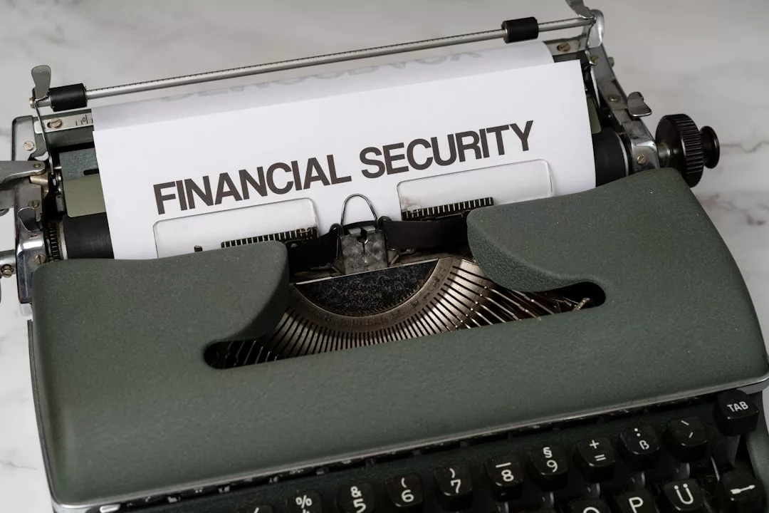 Eine Schreibmaschine mit einem Blatt Papier, auf dem in fetten Großbuchstaben die Worte "FINANZSICHERHEIT" zu lesen sind, die Erkenntnisse aus den wichtigsten Finanzblogs widerspiegeln.