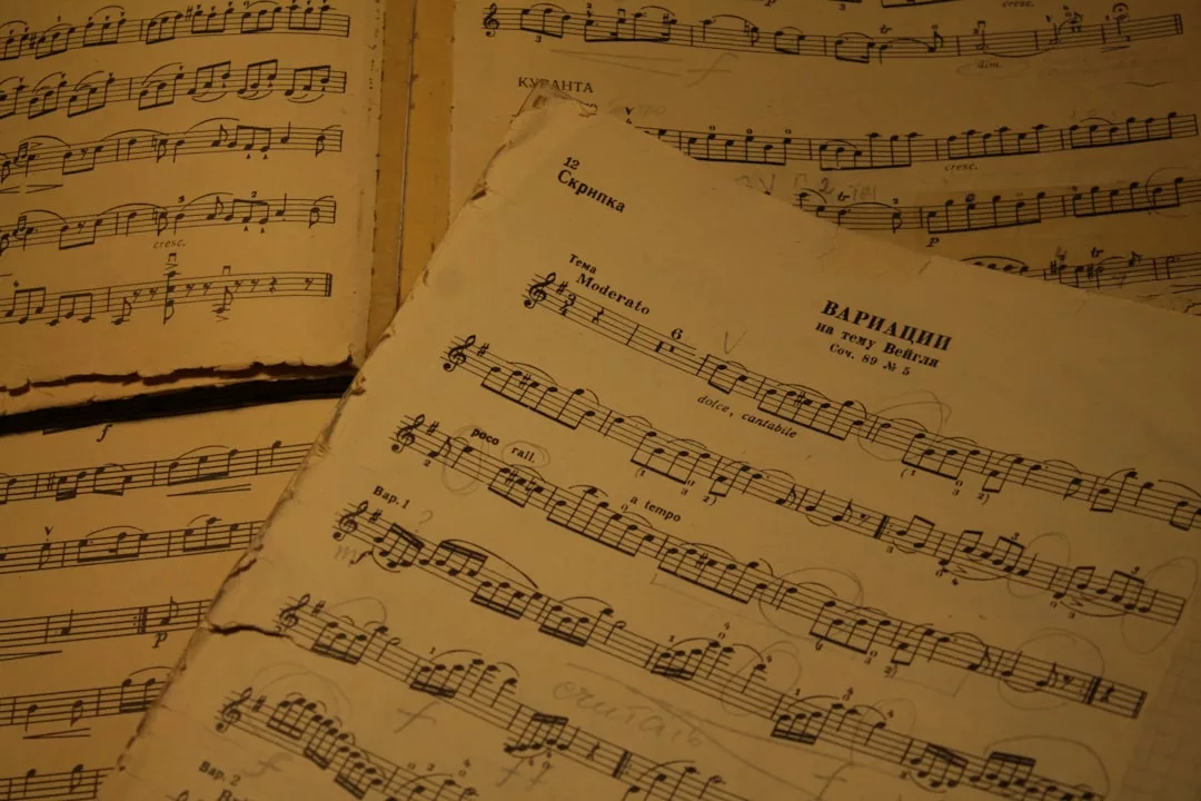 Nahaufnahme mehrerer Blätter alter klassischer Musikpartituren in russischer Sprache mit handschriftlichen Anmerkungen und sichtbaren musikalischen Notationen - ein faszinierender Einblick in die Musikgeschichte und Musikentwicklung.