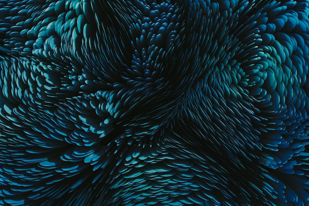 Abstraktes digitales Kunstwerk mit geschichteten, federähnlichen Formen in Teal- und Schwarztönen, die das dynamische Zusammenspiel von Bildung und Digitalisierung durch strukturierte, wirbelnde Muster hervorrufen.