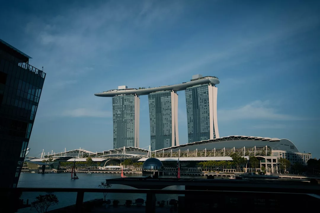 Marina Bay Sands in Singapur zählt weltweit zu den Top Reisezielen, mit seinen drei Türmen und dem Sky Park, fotografiert bei klarem, blauem Himmel.