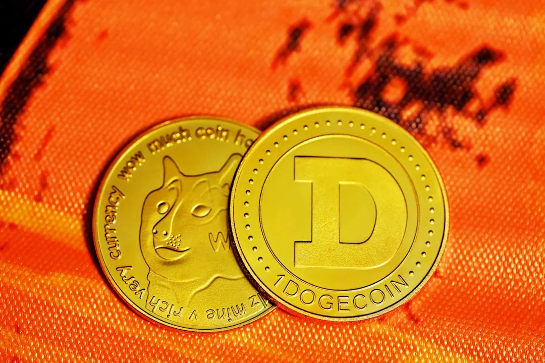 Zwei goldfarbene Dogecoin-Münzen ruhen auf einer orange gemusterten Oberfläche. Einer zeigt das Dogecoin-Logo "D", der andere das Shiba-Inu-Hundememe, das die einzigartigen Vorteile digitaler Vermögenswerte im Vergleich zu traditionellen Festgeldkonten hervorhebt.