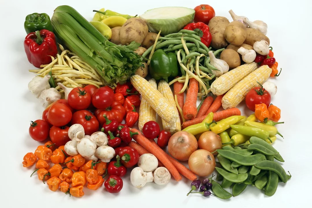 Eine Vielfalt an frischem Gemüse, darunter Tomaten, Karotten, Zwiebeln, Kartoffeln, Mais, Paprika, Bohnen, Sellerie, Pilze und Peperoni - perfekt für die Entlarvung von Ernährungsmythen und das Entdecken der Wahrheit über gesunde Ernährung.