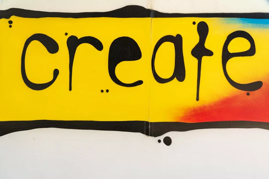 Das Wort "create" ist in schwarzen Buchstaben auf gelbem Hintergrund mit roten und blauen Akzenten geschrieben, perfekt für Tipps Kreativität Kinder und inspirieren Kreativität in Kindern.