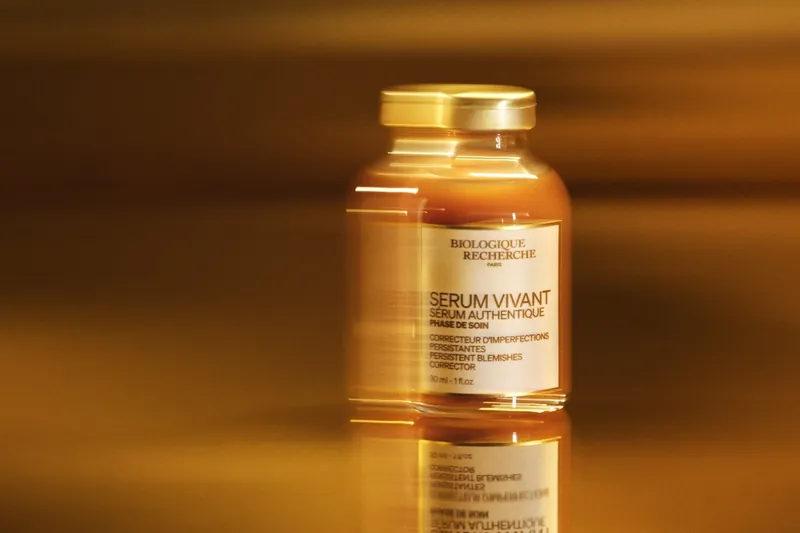 Flakon Sérum Vivant von Biologique Recherche mit bernsteinfarbenem Serum in warmem Licht