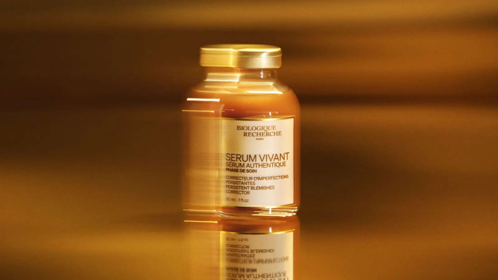 Flakon Sérum Vivant von Biologique Recherche mit bernsteinfarbenem Serum in warmem Licht
