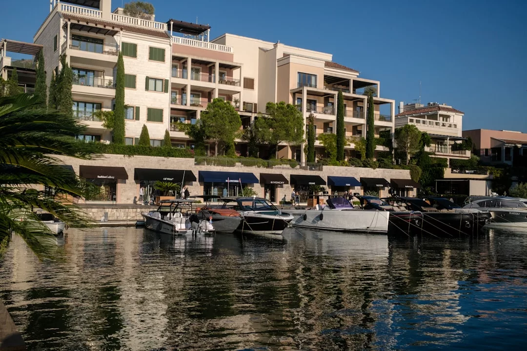 Luxuriöse Apartments am Wasser mit Balkon und Blick auf den Yachthafen, der an sonnigen Tagen von Motorbooten gesäumt ist, sind ideal für alle, die exklusive Urlaubsangebote und luxuriöse Reiseziele suchen.