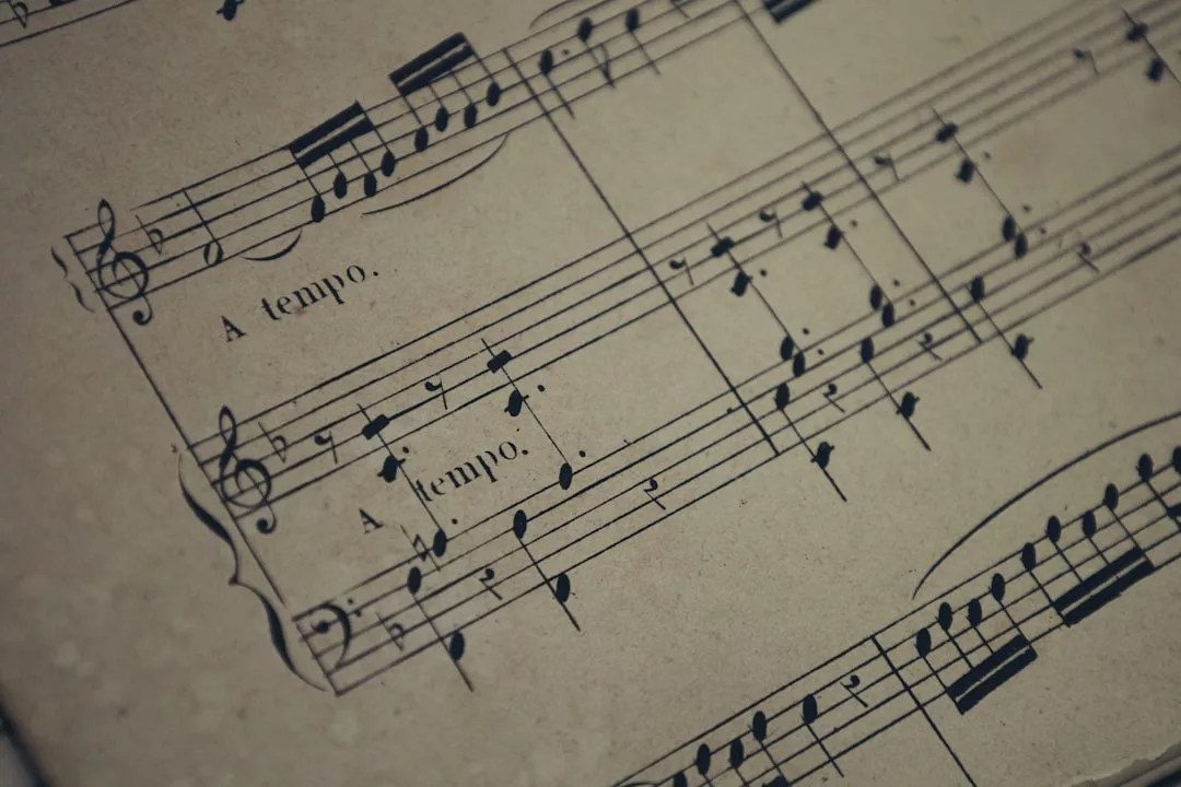 Die Nahaufnahme eines Blattes mit klassischer Musiknotation zeigt Notenlinien, Noten und die Bezeichnung "A-Tempo" - ein ideales Anschauungsmaterial für alle, die Musik verstehen wollen oder einen Leitfaden für Anfänger benötigen.