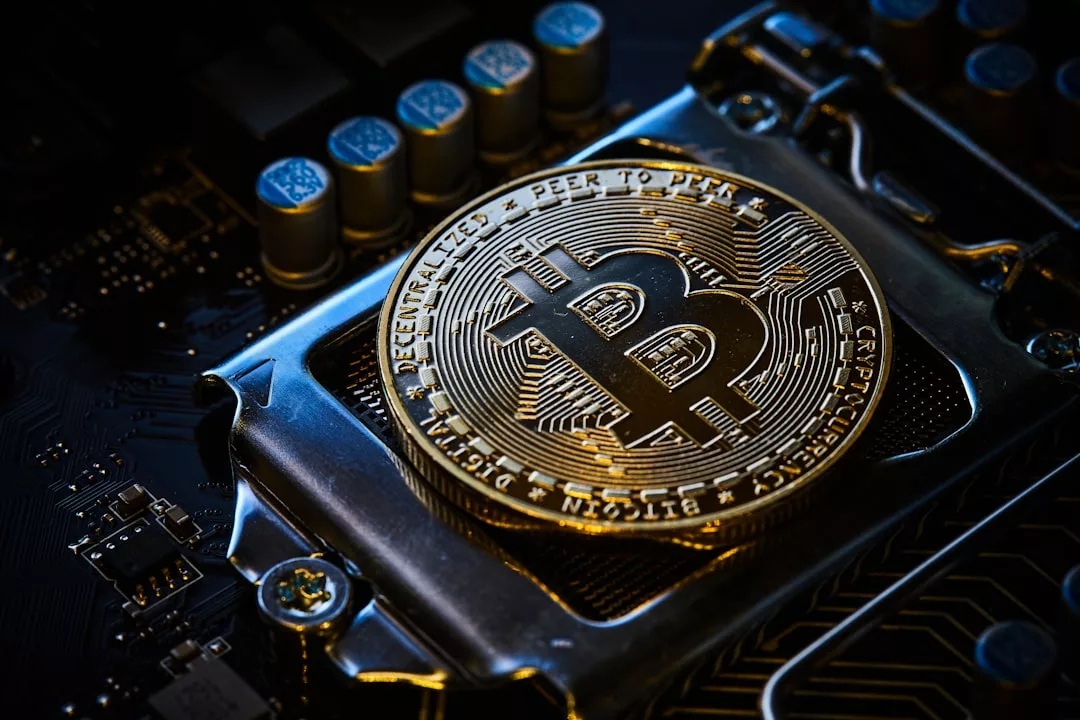 Ein goldener Bitcoin-Token ruht auf einem Computer-Motherboard und symbolisiert die Chancen und Risiken von Kryptowährungen und moderner Blockchain-Technologie.
