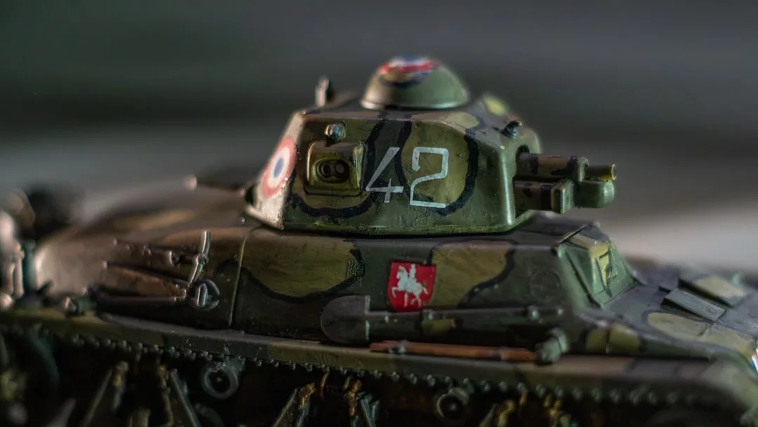 Nahaufnahme eines Modellbau-Militärpanzers mit der Nummer 42 auf dem Turm und seitlich sichtbaren Hoheitszeichen, perfekt für alle, die Basteln und kreatives Gestalten lieben.