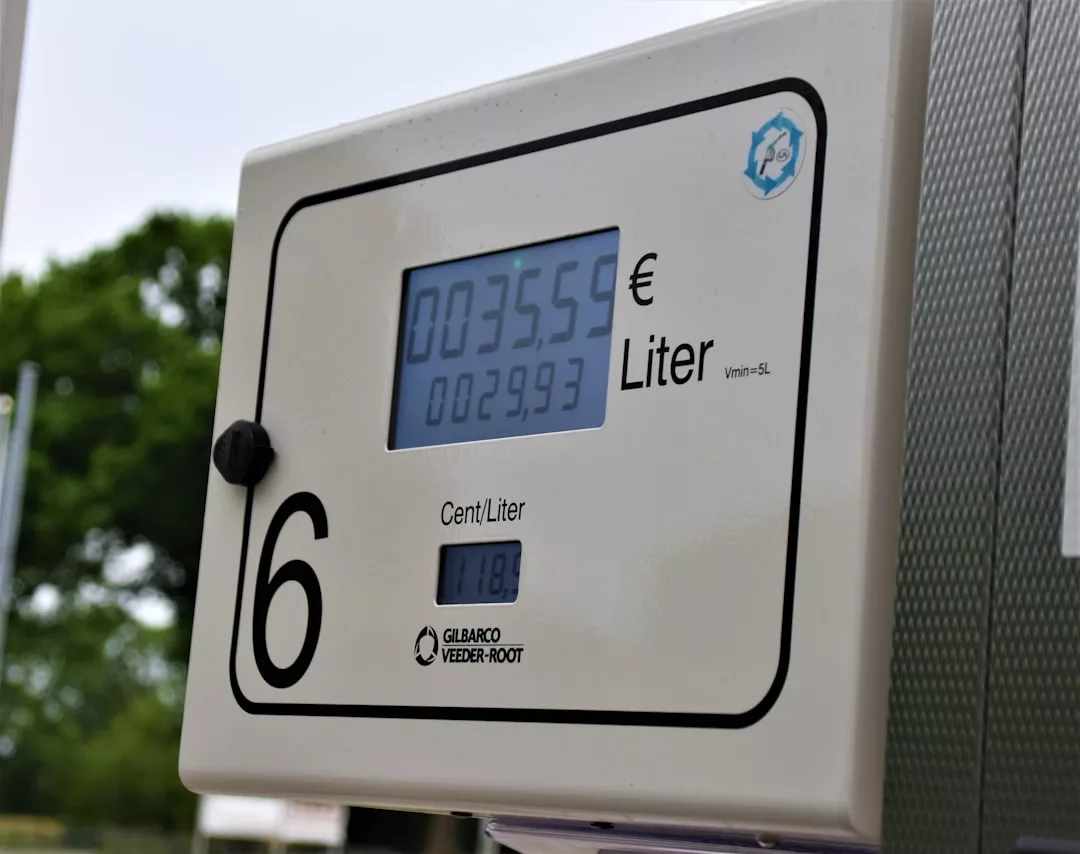 Eine digitale Zapfsäulenanzeige zeigt 35,55 Euro für 29,93 Liter zu einem Preis von 118,9 Cent pro Liter an und bietet einen klaren Überblick über die aktuellen Energiekosten. Die Zapfsäule ist mit der Nummer 6 beschriftet.