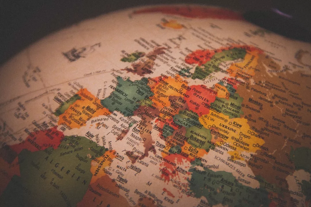 Nahaufnahme eines Globus, der sich auf Europa konzentriert und Ländernamen und Grenzen zeigt - ein hilfreicher Leitfaden für das Verständnis internationaler Märkte, wobei Afrika und der Nahe Osten teilweise sichtbar sind.